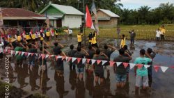 Upacara HUT RI ke 75 di sawah berlumpur