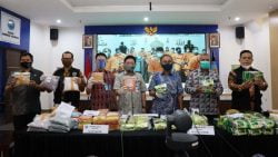 BNN bersama barang bukti 87.415,4 gram Sabu dan 70.227 butir Ekstasi (foto bnn)