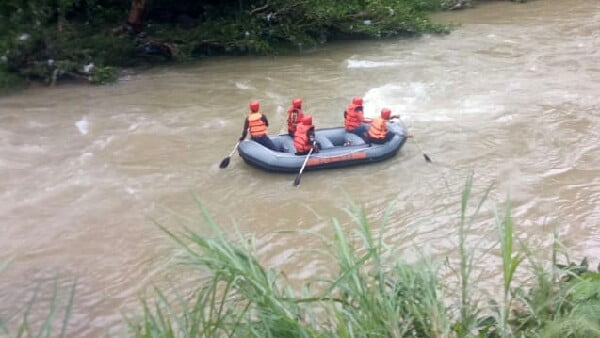Tim reaksi cepat BPBD Pesisir Selatan berupaya mencari korban yang terbawa arus Batang Tarusan (foto : trc bpbd pessel)