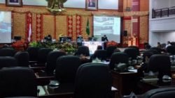 Ketua DPRD Provinsi Sumatera Barat Supardi, membuka rapat paripurna pengesahan RAPBD perubahan tahun 2020, Rabu (30/9/2020)
