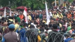 Demo mahasiswa di DPRD Sumbar yang berujung anarkis
