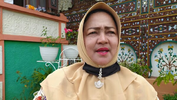 Des, warga Kelurahan VI Suku, Kecamatan Lubuk Sikarah, Kota Solok tak bisa membendung air matanya saat menyampaikan kekaguman terhadap sosok Nasrul Abit