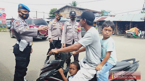 Aparat Polres Dharmasraya menindak pengendara yang melanggar aturan