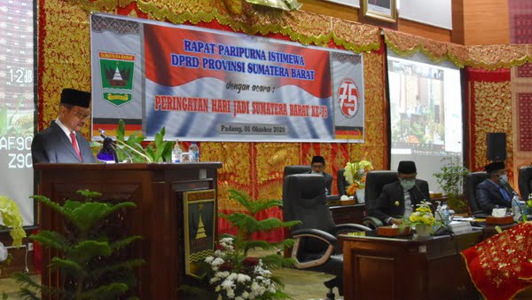 Gamawan Fauzi dalam rapat paripurna DPRD Sumbar dalam rangka HUT Provinsi Sumatera Barat ke 75 di ruang rapat utama DPRD Sumbar, Kamis, 1 Oktober 2020.