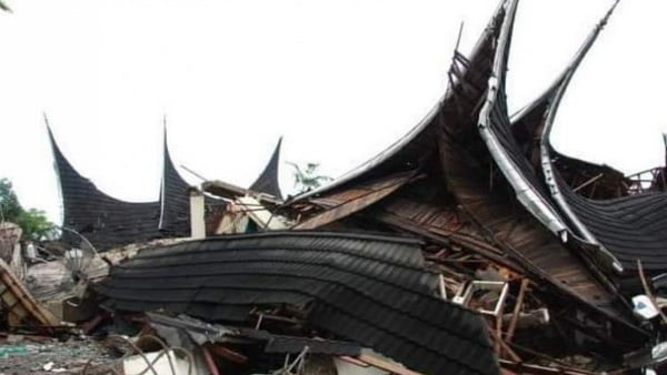 Gedung ambruk akibat gempa berkekuatan 7,6 pada Skala Richter si Sumatera Barat pada Rabu 30 September