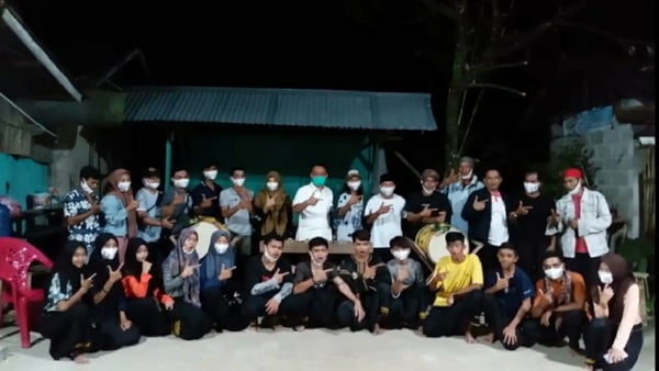 Indra Catri bersama kelompok Randai Nago Sati di Batu Busuk, Kecamatan Pauh, Padang