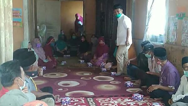 Calon Wakil Gubernur Sumbar Indra Catri berdialog dengan masyarakat Tanjuang Alai Kampuang Jua, Nagari Pauh, Lubuksikaping, Kabupaten Pasaman, Rabu 28/10/2020 (Dok: MC Pemenangan NA-IC)