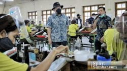 Ketua DPD RI, AA LaNyalla Mahmud Mattalitti melihat secara langsung kondisi karyawan dan penerapan protokol Kesehatan dalam proses produksi PT Gandum