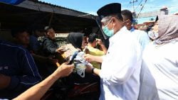 Nasrul Abit bagikan masker pada masyarakat