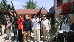 Berita Terkini - Nasrul Abit.. Nasrul Abit mencoba gunakan senapan berburu