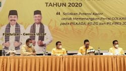 Wakil Ketua Umum DPP Partai Golkar, Ahmad Doli Kurnia Tanjung didampingi Khairunas serta Fakhrizal-Genius Umar, memberikan arahan pada Rakornis Pemenangan Pemilu Partai Golkar Sumbar di Padang, Jumat (16/10/2020). (istimewa)