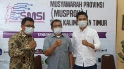 Abndurrahman Amin (Kanan) bersama Ketua Dewan Pakar SMSI Hendry Ch Bangun (Tengah) dan Ketua PWI Kaltim, Endro S Efendi (kiri)