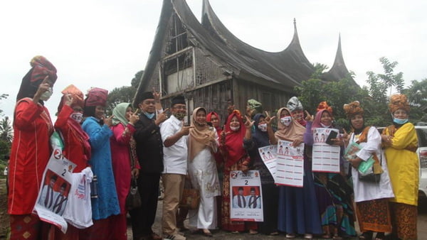 Calon Wakil Gubernur Sumbar Indra Catri bersama emak emak di Agam