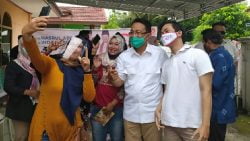 Calon Wakil Gubernur Sumbar, Indra Catri, babarito dengan masyarakat Kelurahan Gurun Laweh, Kecamatan Nanggalo, Kota Padang, Ahad (1/11/2020).