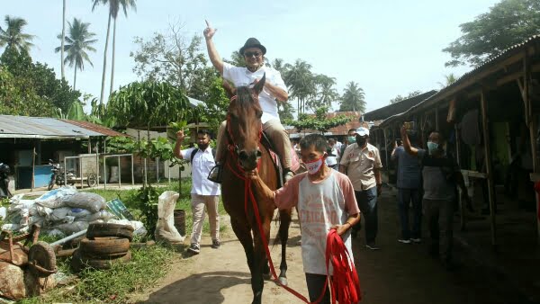 Calon Wakil Gubernur Sumbar, Indra Catri menunggang kuda di Payakumbuh (Dok : TP NA-IC)