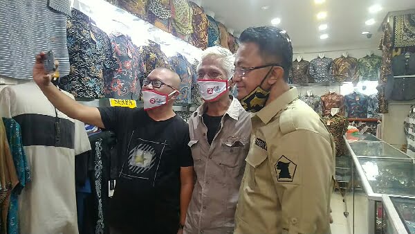 Calon Wakil Gubernur Sumbar, Indra Catri, berkeliling di Pasar Ateh Bukittinggi