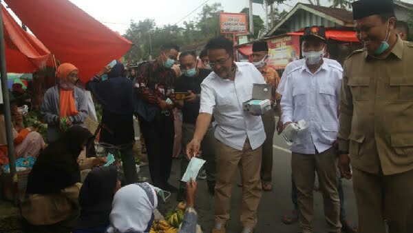 Calon Wakil Gubernur Sumbar, Indra Catri bagikan masker pada para pedagang di Sungai Lasi