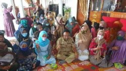 Indra Catri bersama emak emak di Solok Selatan