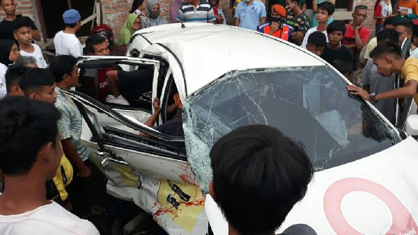 Kondisi minibus Toyota Caliya setelah dihantam Kereta Api Sibinuang