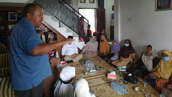 Ketua Koperbam Teluk Bayur Candra saat di kediaman Nasrul Abit di Painan Timur, Pessel