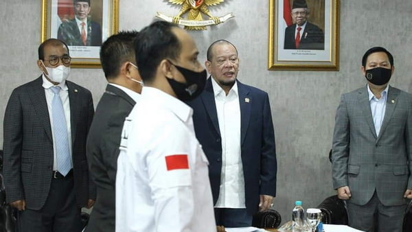 Ketua DPD RI LaNyalla Mahmud Mattalitti, didampingi Wakil Ketua DPD RI Nono Sampono, Mahyudin dan Sultan B. Najamudin pada Sidang Paripurna Ke-5 DPD RI yang diselenggarakan secara fisik (terbatas) dan virtual