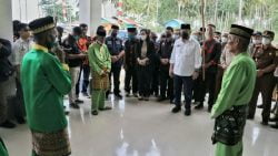 Ketua DPD RI didampingi Bupati Blmut Depri Pontoh saat disambut dengan prosesi adat penjemputan Kaidipang Besar (sambutan depan pintu masuk gedung) di Barkoko, Bolmut, Sulut, Selasa (17/11/2020) siang.