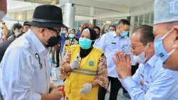 Ketua DPD RI beserta rombongan setiba di Bandara Sis Al Jufrie Palu, Sulawesi Tengah. Tampak Gubernur Sulawesi Tengah, Longki Djanggola beserta jajaran menyambut di kedatangan, Rabu (18/11/2020).