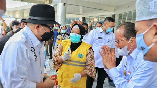 Ketua DPD RI beserta rombongan setiba di Bandara Sis Al Jufrie Palu, Sulawesi Tengah. Tampak Gubernur Sulawesi Tengah, Longki Djanggola beserta jajaran menyambut di kedatangan, Rabu (18/11/2020).