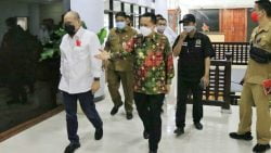 Ketua DPD RI AA LaNyalla Mahmud Mattalitti bersama rombongan Senator di Kantor Gubernur Sulut