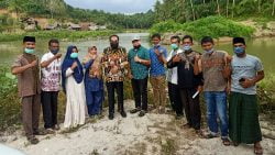 Anggota DPD RI H. Leonardy Harmainy Dt. Bandaro Basa, S.IP., MH bersama walinagari, perangkat dan walikorong Nagari Toboh Ketek usai meninjau Embung Talao yang sudah diawali pembangunannya menggunakan Dana Desa. (Dok : Zul)