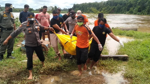 Aparat mengevakuasi sosok mayat yang telah mengambang di Batang Hari