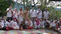 Calon Wakil Gubernur Sumbar, Indra Catri bersama warga Solok Selatan