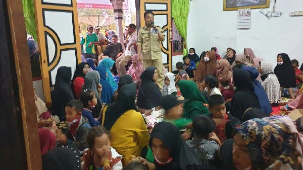 Calon Wakil Gubernur nomor urut 2 Indra Catri bersilaturrahmi dengan warga di Jorong Galagah Tangah Kuning, Nagari Muaro Paneh, Kecamatan Bukit Sundi, Kabupaten Solok, Rabu (18/11/2020).