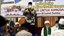 Calon Gubernur Sumatera Barat, Nasrul Abit saat menghadiri acara Maulid Nabi di Masjid Jabal Rahmah, Kuranji, Padang, Ahad (1/11/2020)