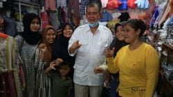 Calon Gubernur Sumatera Barat, Nasrul Abit, berdialog dengan pengunjung Pasar Kambang