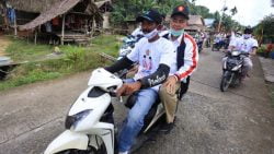 Masyarakat Mentawai arak Nasrul Abit keliling Siberut