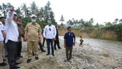 Calon Gubernur Sumatra Barat dari Partai Gerindra nomor urut 2 Nasrul Abit, menyerap aspirasi dari masyarakat Tapus Utara, Kecamatan Padang Gelugur, Kabupaten Pasaman, Selasa 17 November 2020.