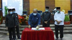 Ketua DPRD Sumbar Suparadi bersama Gubernur Sumbar Irwan Prayitno dan pimpinan DPRD tandatangani APBD 2021