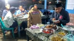 Calon Bupati Agam, H. Taslim Dt Tambogo dan rombongan menikmati jamuan ikan bakar warga Simpang Tembok Lubuk Basung
