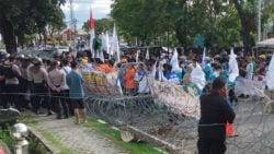 Unjuk rasa UU Cipta Kerja di DPRD Sumbar