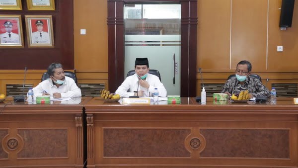 Bupati Tanah Datar diwakili Sekda Irwandi dihadapan tim KPK RI