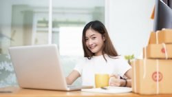 Seorang penjual dropship saat melayani pembeli (ilustrasi)