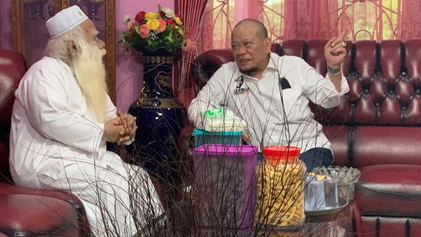 Ketua DPD RI AA LaNyalla Mahmud Mattalitti di kediaman Abah Syari di Ciomas, Serang, Banten.