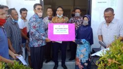 Wali Nagari Sungai Aua Erwin Lubis menyerahkan BLT yang bersumber dari Dana Desa 2020 kepada warga penerima manfaat