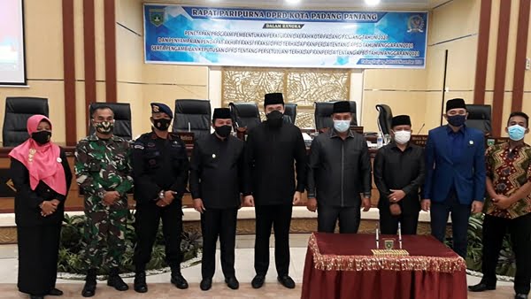 Wako/Wawako Fadly-Asrul, Ketua DPRD Mardiansyah foto bersama dengan Forkopimda usai rapat pleno FPRD bahas RAPBD- 2201, Sabtu malam (28/11).