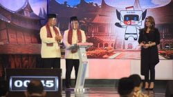 Berita Terkini - Calon Gubernur dan Wakil Gubernur Sumbar Nasrul Abit dan Indra Catri dalam debat publik Pilgub Sumbar