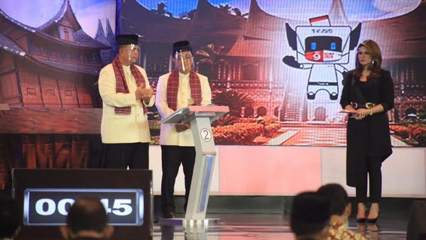 Berita Terkini - Calon Gubernur dan Wakil Gubernur Sumbar Nasrul Abit dan Indra Catri dalam debat publik Pilgub Sumbar