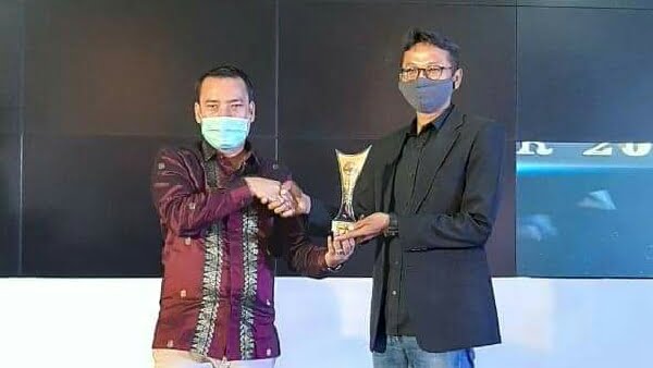 Berita Terkini - KPID Sumbar Ketua KPID Sumatera Barat Afriendi Sikumbang serahkan tropi pada Program Penyiaran Berita Terbaik