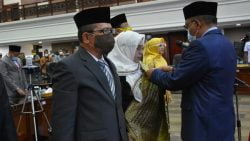 Ketua DPRD Sumbar Supardi memasang PIN pada Anggota PAW