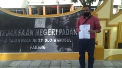 Ketua LSM Aliansi Warga Anti Korupsi ( AWAK) Defrianto Tanius, memperlihatkan laporan di depan Kantor Kejari Padang Jalan Gajah Mada no 22 Kecamatan Nanggalo. Kota Padang Rabu (2/12/2020)